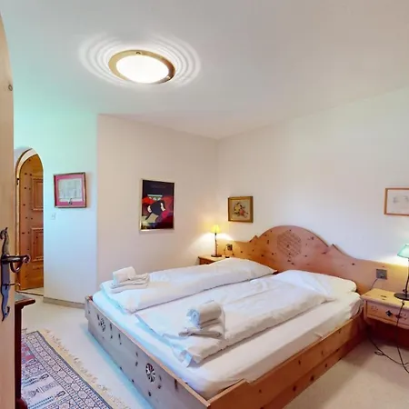 Apartment Romana 4 *